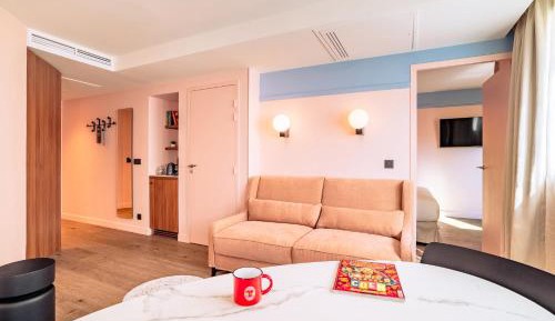 Family Room (2 Adults + 2 Children)