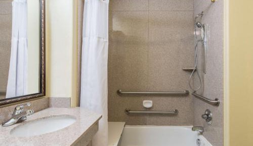 Studio King Suite with Bath Tub - Mobility/Hearing Access/Non-Smoking