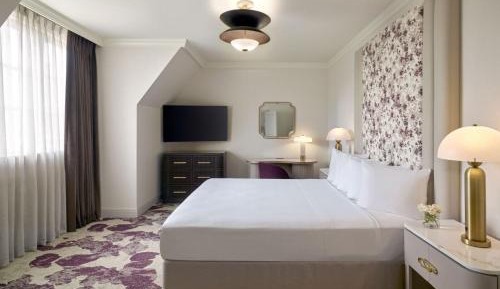 Cottage with King Bed and View - Parlor Room/Non-Smoking