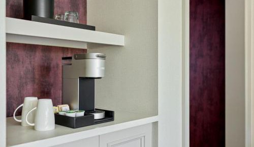 Executive King Room with Roll-In Shower and City View - Disability Access