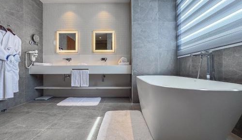 Executive Suite with One King Bed, One Single Bed and Separate Living Room