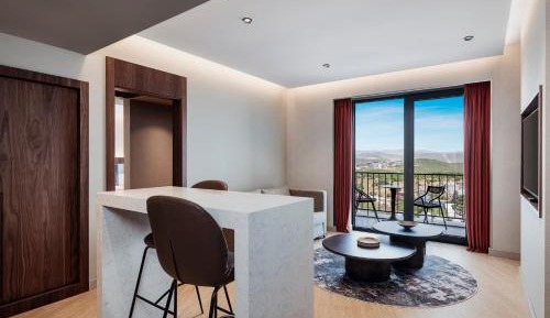 Queen Suite with Bathroom