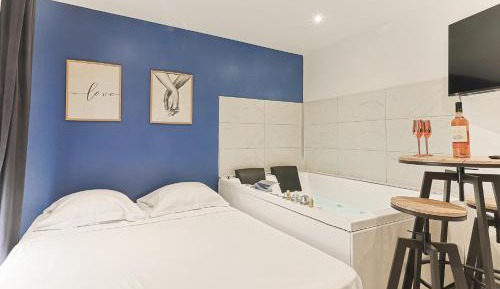 Studio with Spa Bath