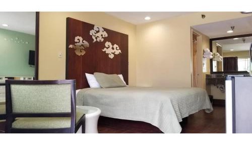 Queen Bed Accessible Non-Smoking