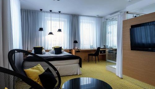 Delux room with king size bed with access to the wellness and fitness area
