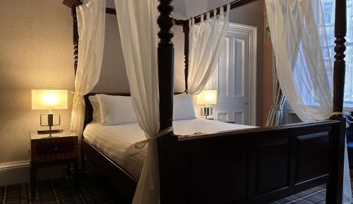 Luxury King Size Ensuite with Four Poster Bed
