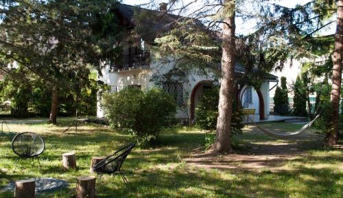 Deluxe Two-Bedroom Apartment with Garden View