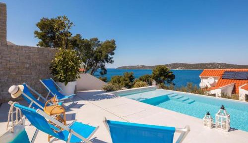 Villa - Beach Front