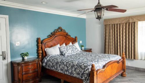 Deluxe King with Kitchen
