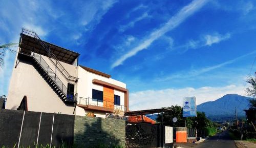Apartment with Mountain View