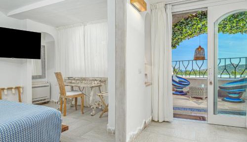 King Suite with Pool View