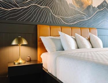 Deluxe Queen Suite