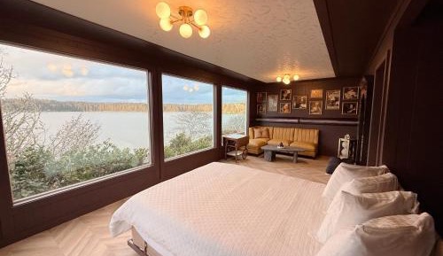 Suite with Lake View