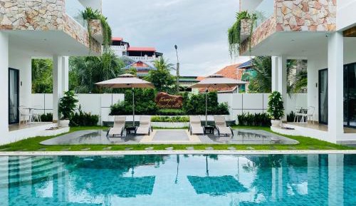 Junior Suite with Pool View