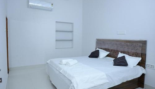 Deluxe Double Room (2 Adults + 1 Child)