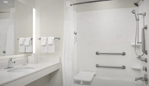 King Room with Adapted Tub - Mobility and Hearing Accessible