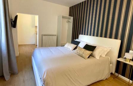 One-Bedroom Deluxe Apartment