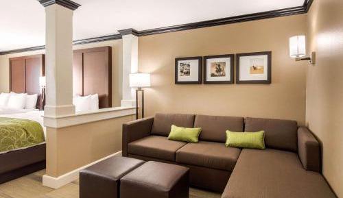 Queen Suite with Two Queen Beds and Sofa Bed - Non-Smoking