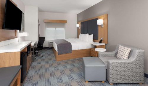 King Room with Bathtub and Grab Bars - Mobility Access
