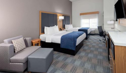 Queen Room with  Roll-in Shower - Mobility Access