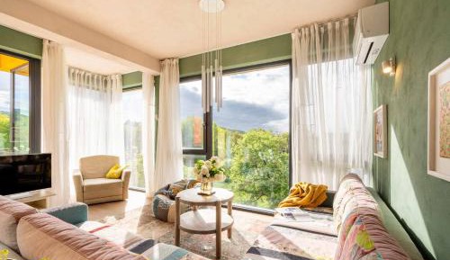 Deluxe One-Bedroom Apartment with Garden View