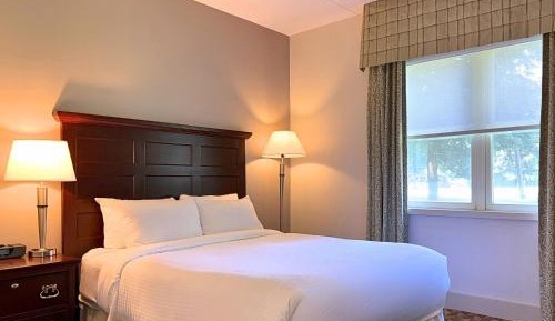 Heritage Queen Room - Mobility Accessible