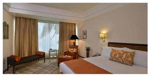 Deluxe Suite with Partial Sea View