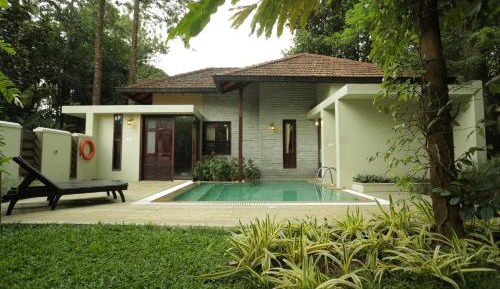 Premium Pool Suite