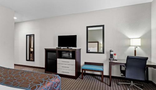 King Room with Roll-In Shower - Disability Access