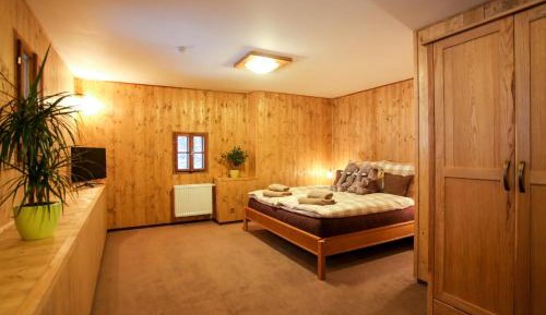 Deluxe Double Room with Private Bathroom and Extra Bed