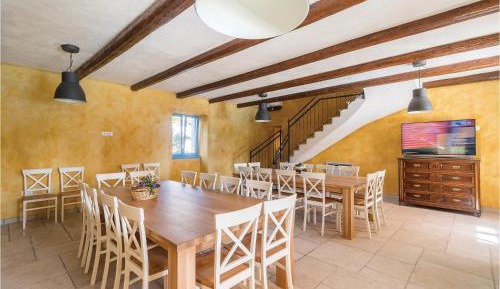 Nine-Bedroom Holiday Home