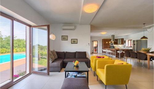 Three-Bedroom Holiday Home 