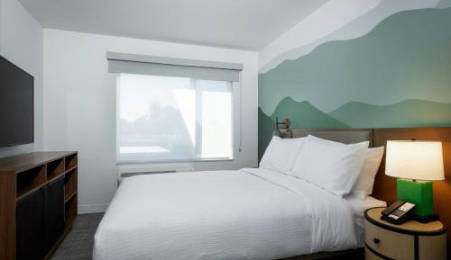 One-Bedroom Queen Suite