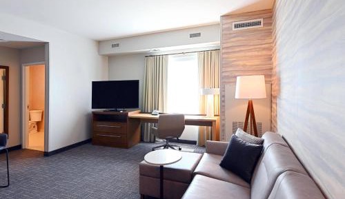 One-Bedroom King Suite with Sofa Bed and Adapted Tub - Mobility Accessible