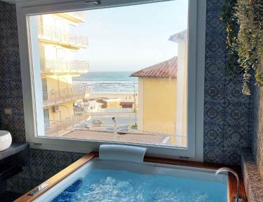 Deluxe Suite with Spa Bath