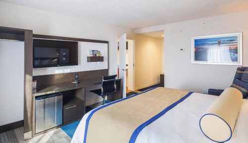 Guest room, 1 King, Street view