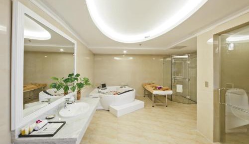 Deluxe Queen Suite