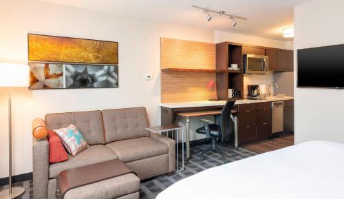 Queen Room with Adapted Tub - Mobility Accessible