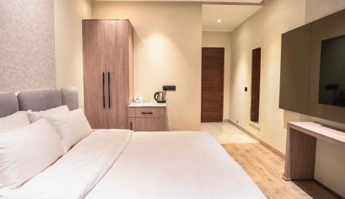 Deluxe Queen Room