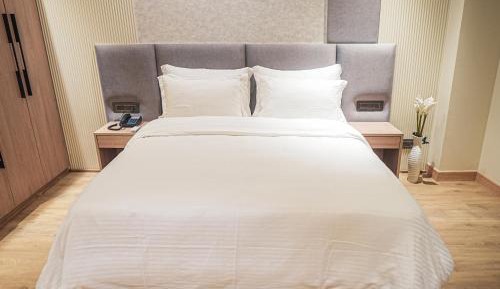 Deluxe Room (2 Adults + 1 Child)