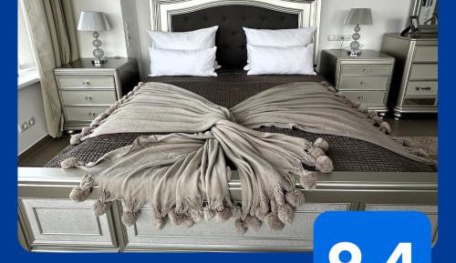 Five-Bedroom Deluxe Apartment