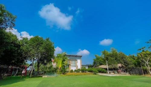 Villa with Garden View