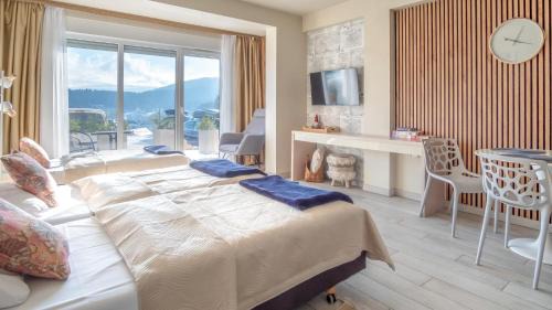 Apartment with Mountain View