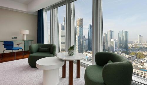 Skyline Junior King Suite