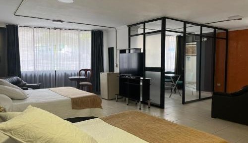Deluxe Queen Suite