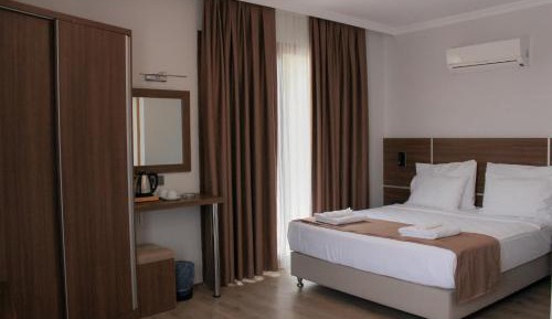 Deluxe Room (2 Adults + 1 Child)
