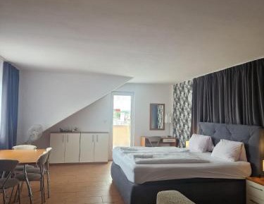 King Suite with Pool View