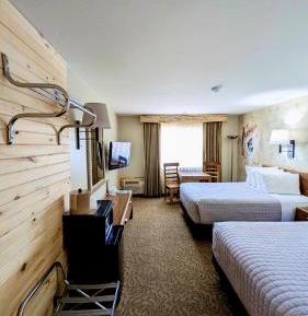 Queen Room with Two Queen Beds with Mountain View