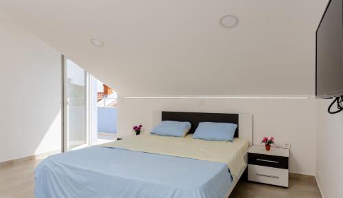 One-Bedroom Apartment with View