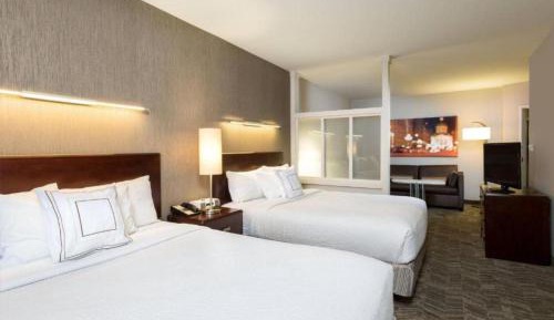 Queen Suite with Sofa Bed - Hearing Accessible